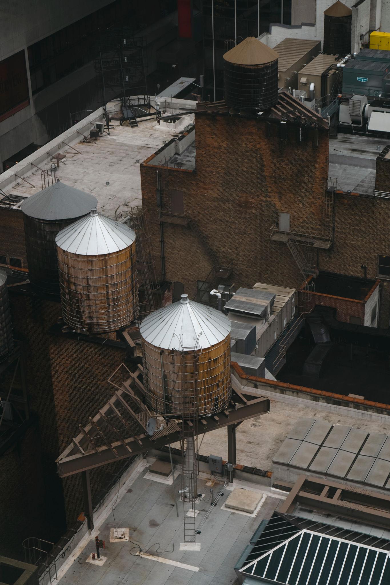 Wassertanks auf einem Hoteldach in einer Großstadt